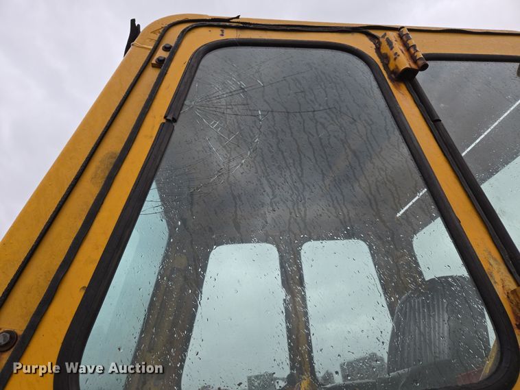 image for item DP6302 1991 John Deere 655B track loader