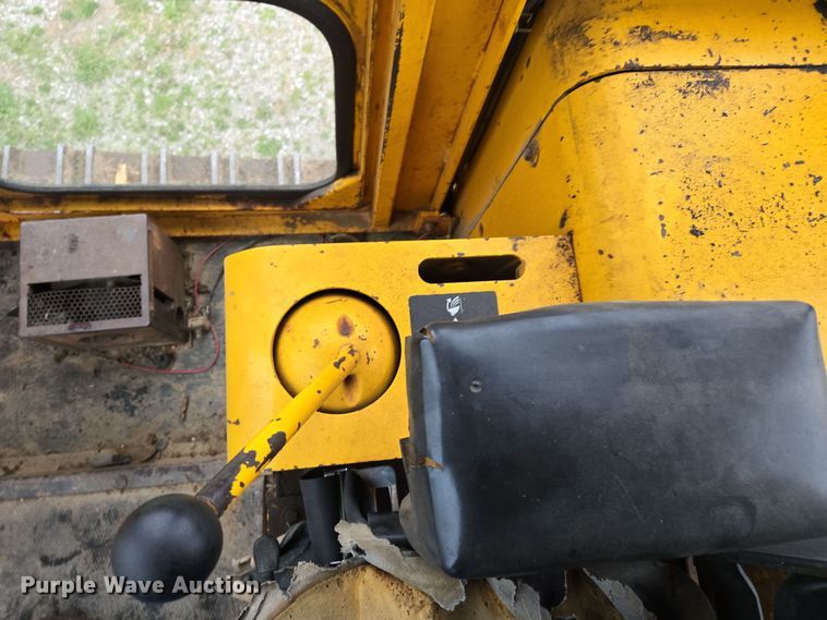 image for item DP6302 1991 John Deere 655B track loader