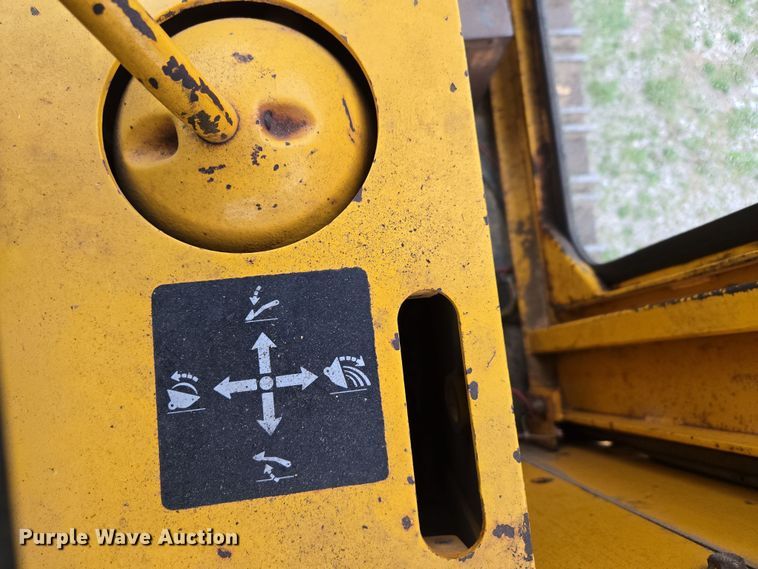 image for item DP6302 1991 John Deere 655B track loader