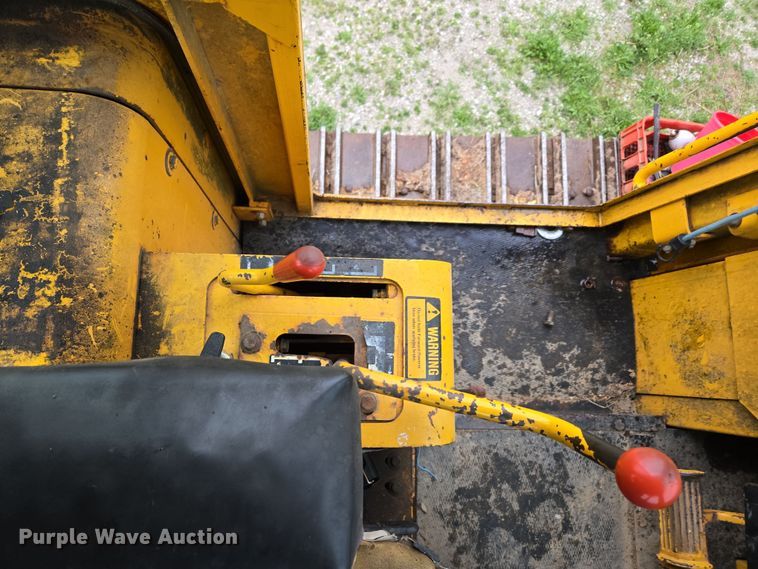 image for item DP6302 1991 John Deere 655B track loader