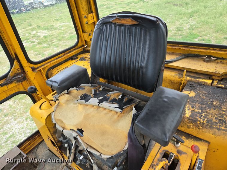 image for item DP6302 1991 John Deere 655B track loader