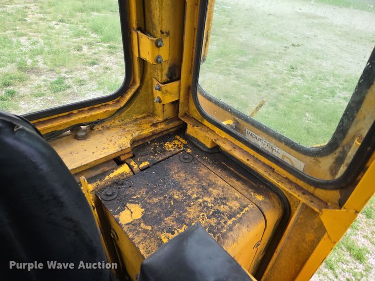 image for item DP6302 1991 John Deere 655B track loader