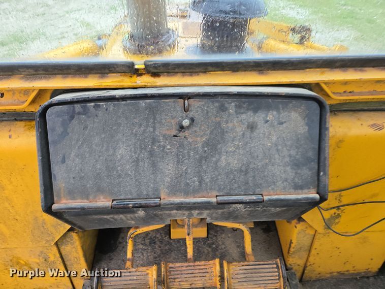 image for item DP6302 1991 John Deere 655B track loader