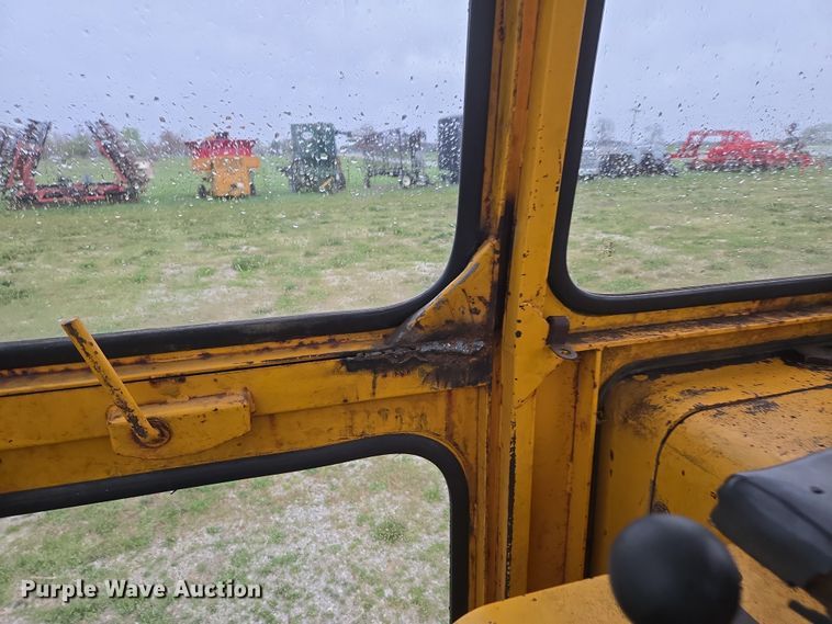 image for item DP6302 1991 John Deere 655B track loader