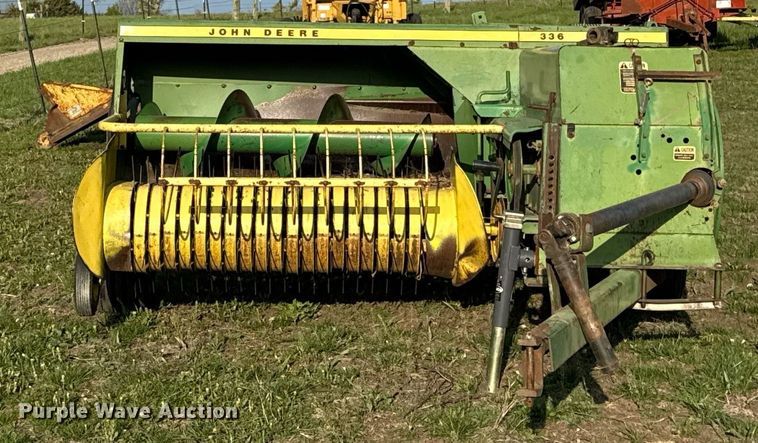 image for item DS4264 John Deere 336 small square baler