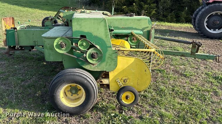 image for item DS4264 John Deere 336 small square baler