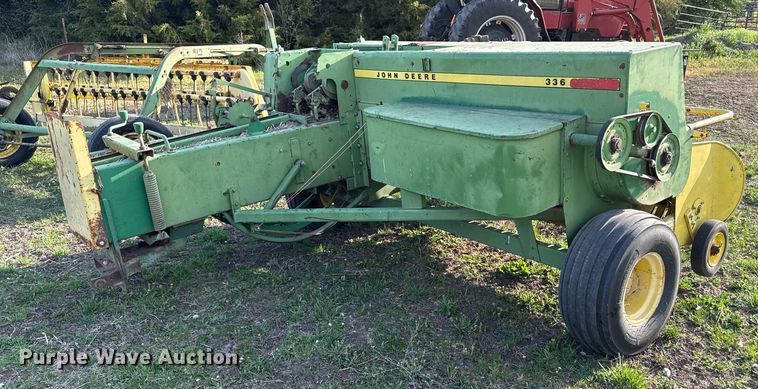 image for item DS4264 John Deere 336 small square baler