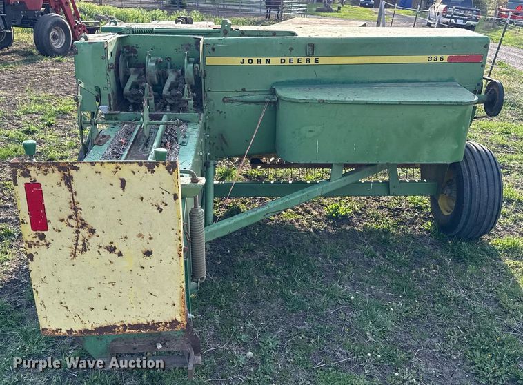 image for item DS4264 John Deere 336 small square baler