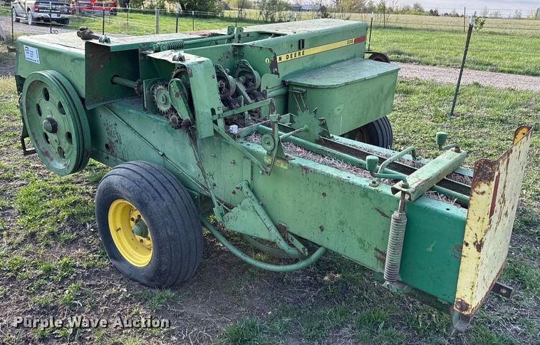 image for item DS4264 John Deere 336 small square baler