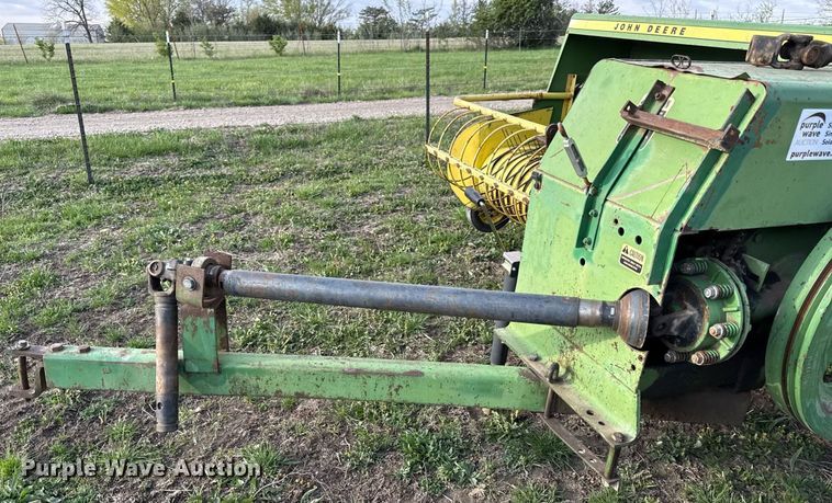 image for item DS4264 John Deere 336 small square baler