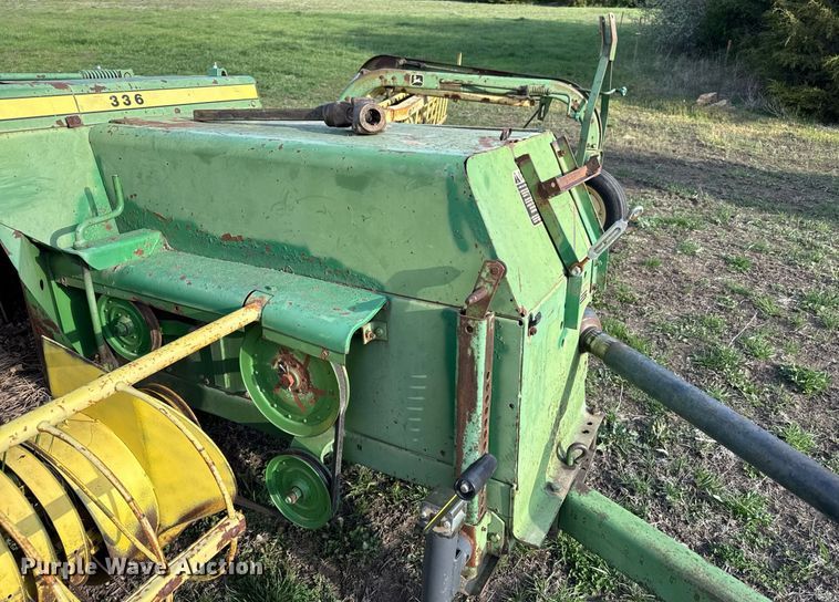 image for item DS4264 John Deere 336 small square baler