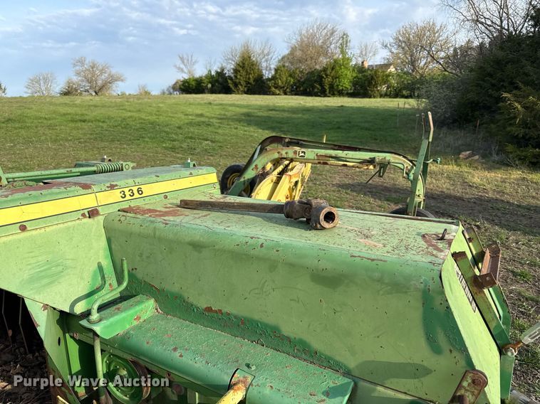 image for item DS4264 John Deere 336 small square baler