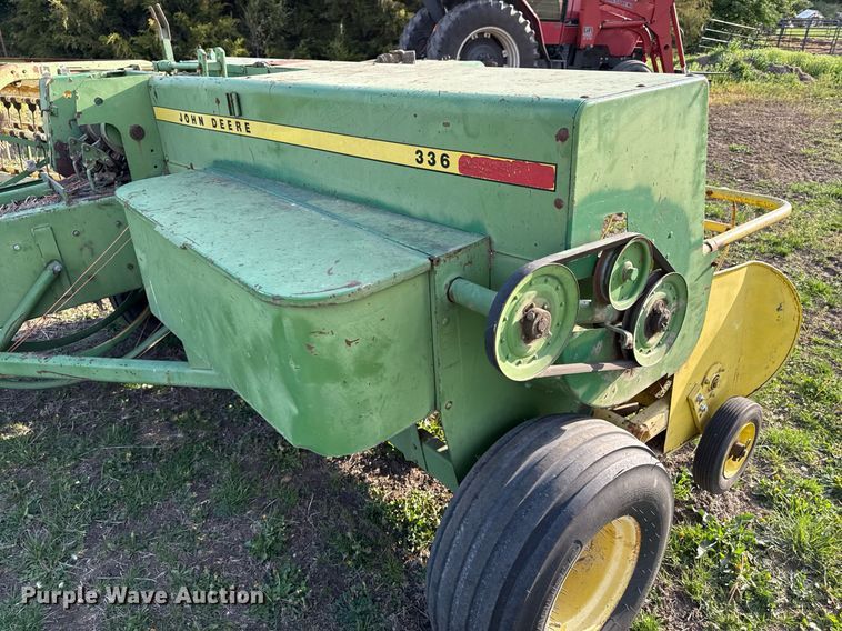 image for item DS4264 John Deere 336 small square baler