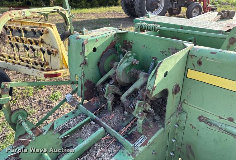 image for item DS4264 John Deere 336 small square baler