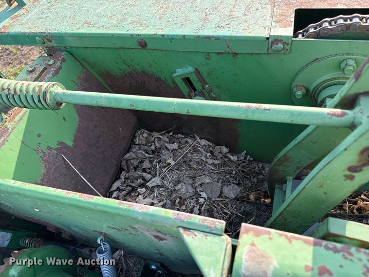 image for item DS4264 John Deere 336 small square baler