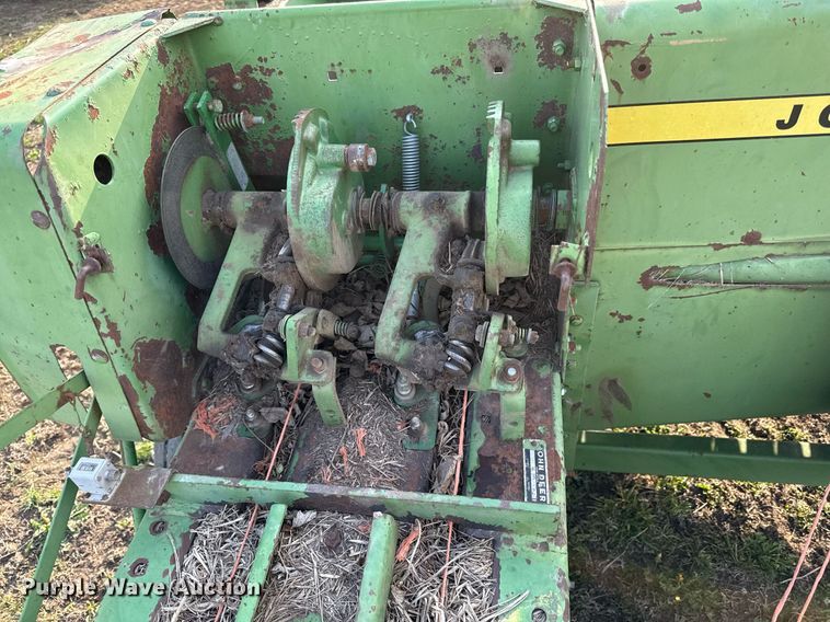 image for item DS4264 John Deere 336 small square baler