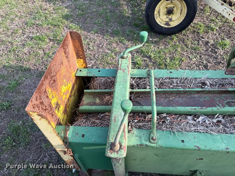 image for item DS4264 John Deere 336 small square baler