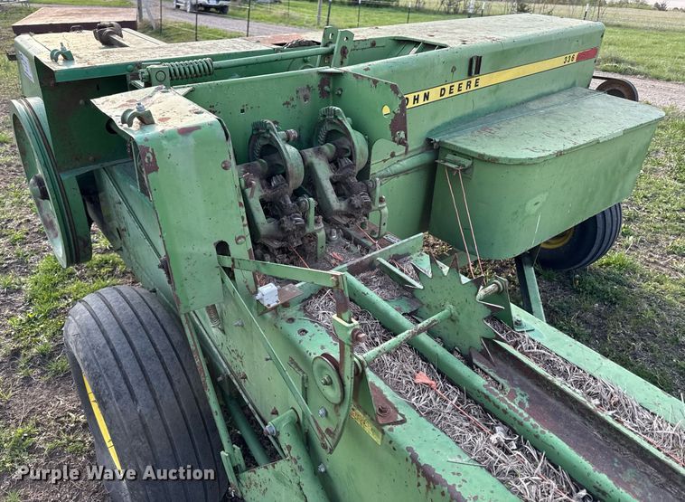 image for item DS4264 John Deere 336 small square baler