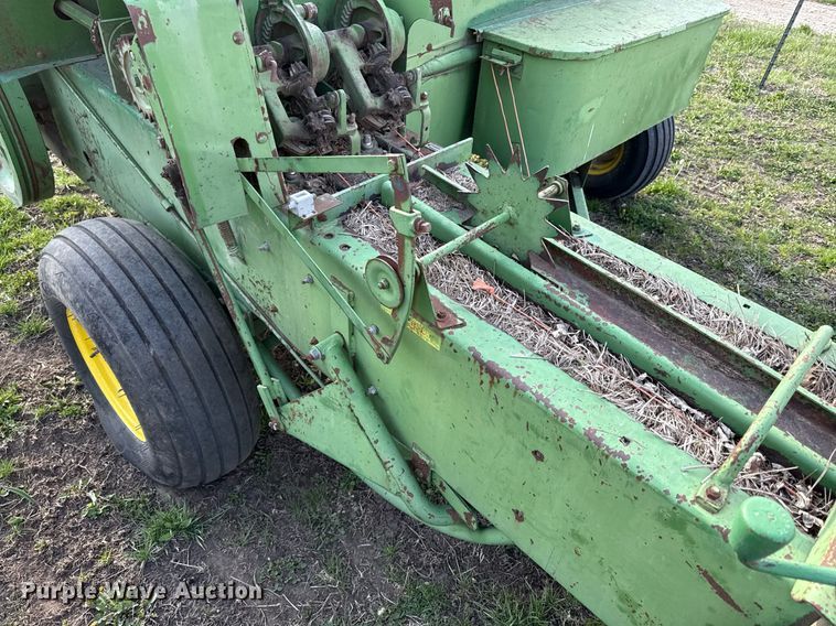 image for item DS4264 John Deere 336 small square baler