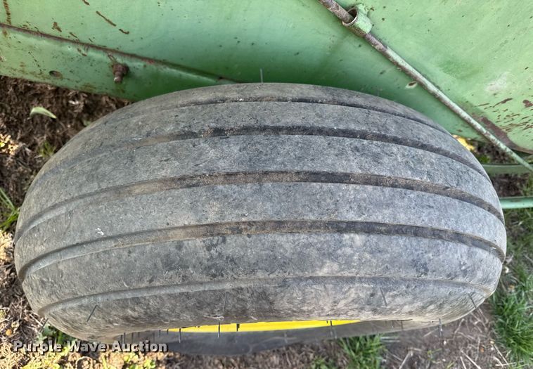 image for item DS4264 John Deere 336 small square baler