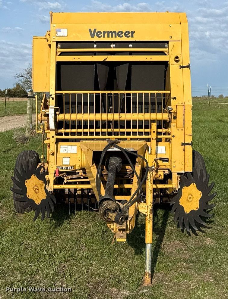 image for item DS4267 1995 Vermeer 504I round baler