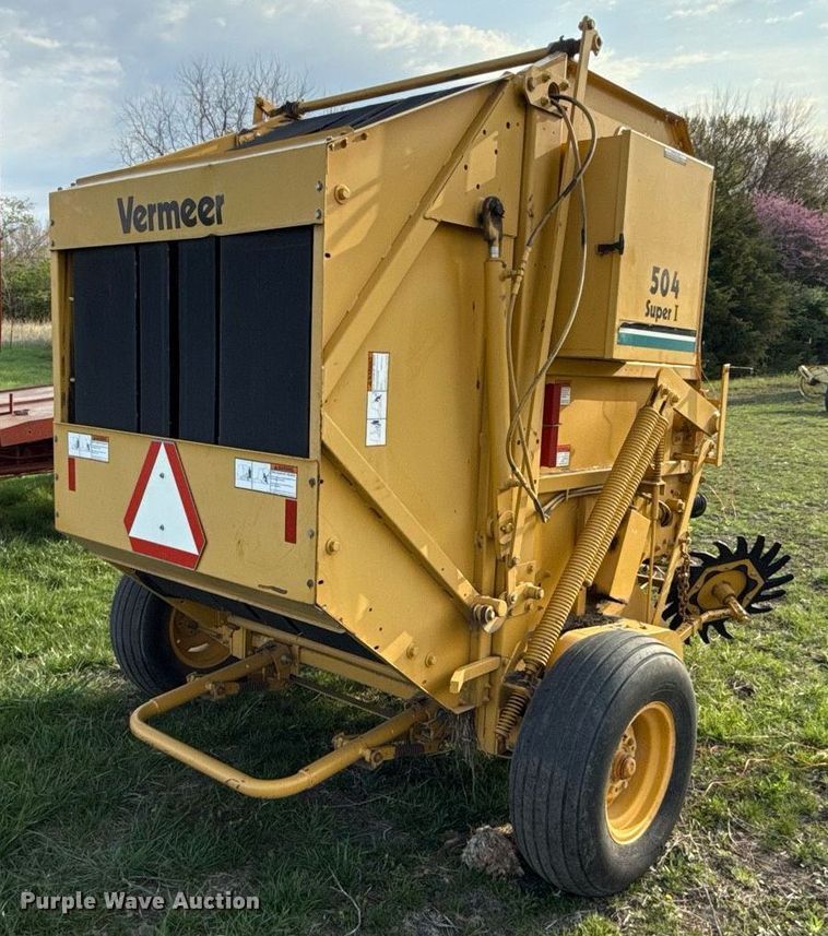image for item DS4267 1995 Vermeer 504I round baler