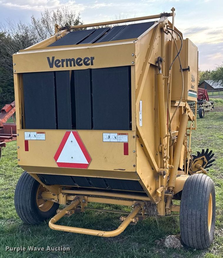 image for item DS4267 1995 Vermeer 504I round baler