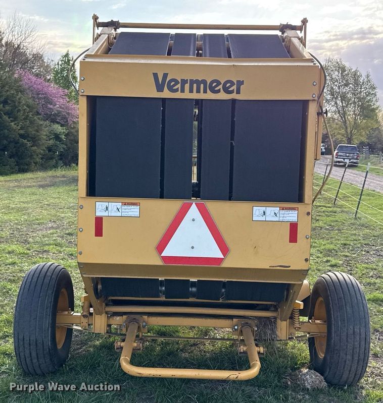image for item DS4267 1995 Vermeer 504I round baler