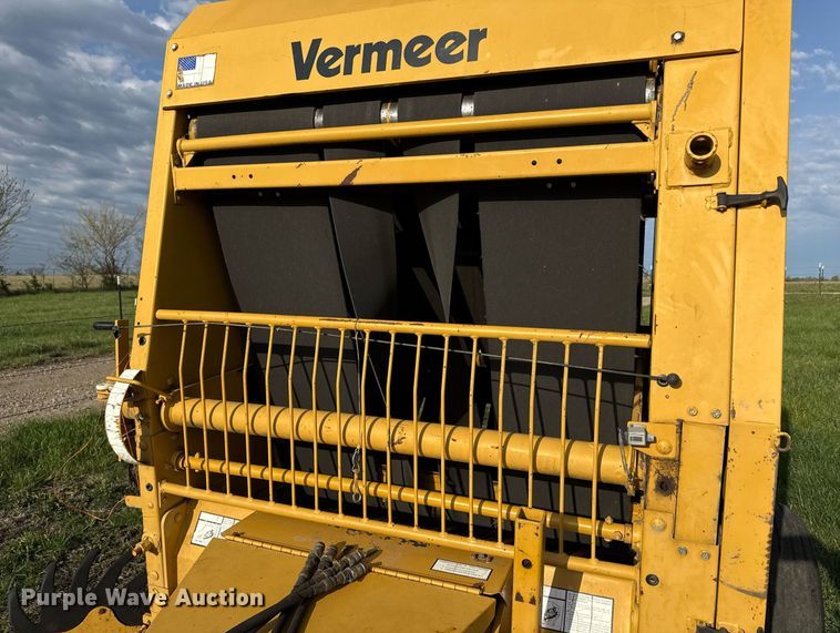 image for item DS4267 1995 Vermeer 504I round baler