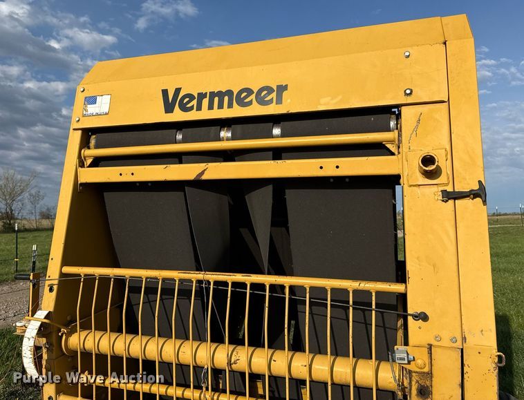 image for item DS4267 1995 Vermeer 504I round baler