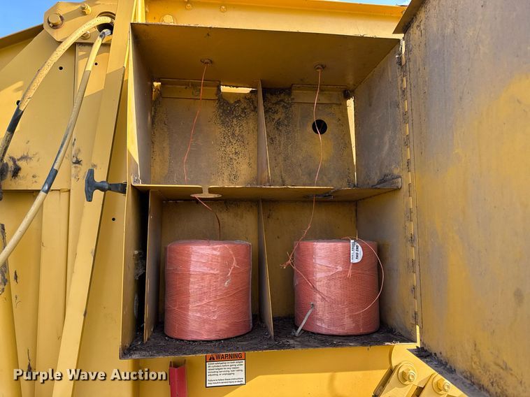 image for item DS4267 1995 Vermeer 504I round baler