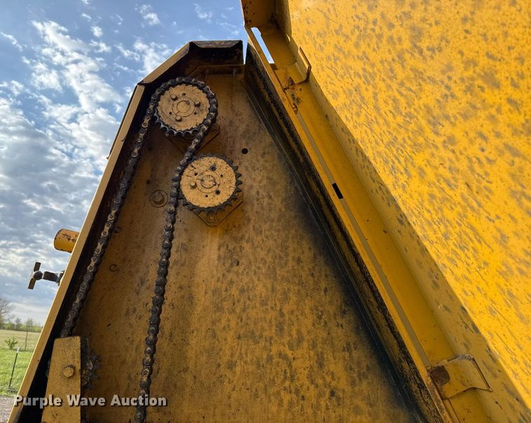 image for item DS4267 1995 Vermeer 504I round baler