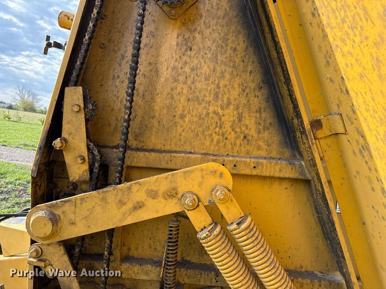 image for item DS4267 1995 Vermeer 504I round baler