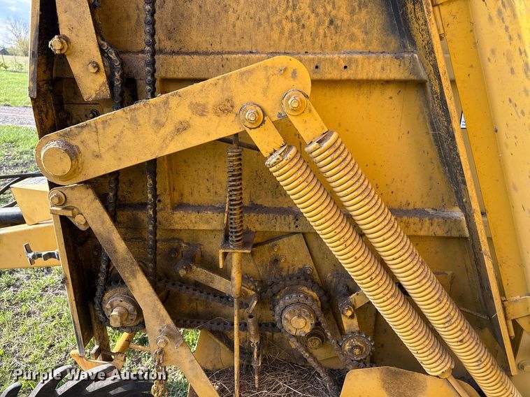 image for item DS4267 1995 Vermeer 504I round baler