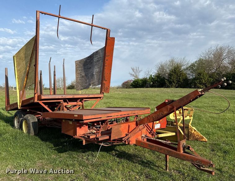 image for item DS4268 New Holland Stackliner 1032 bale stacker
