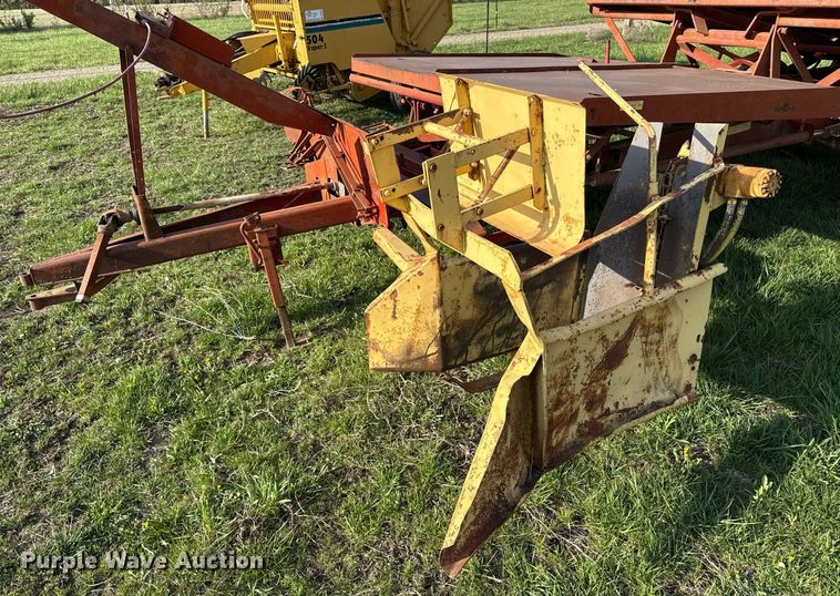 image for item DS4268 New Holland Stackliner 1032 bale stacker