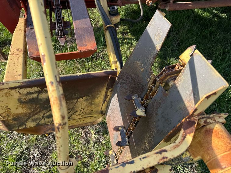 image for item DS4268 New Holland Stackliner 1032 bale stacker