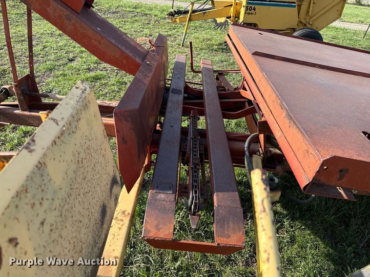 image for item DS4268 New Holland Stackliner 1032 bale stacker