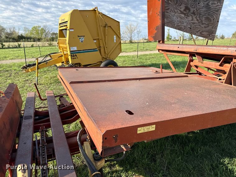 image for item DS4268 New Holland Stackliner 1032 bale stacker