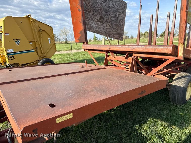 image for item DS4268 New Holland Stackliner 1032 bale stacker