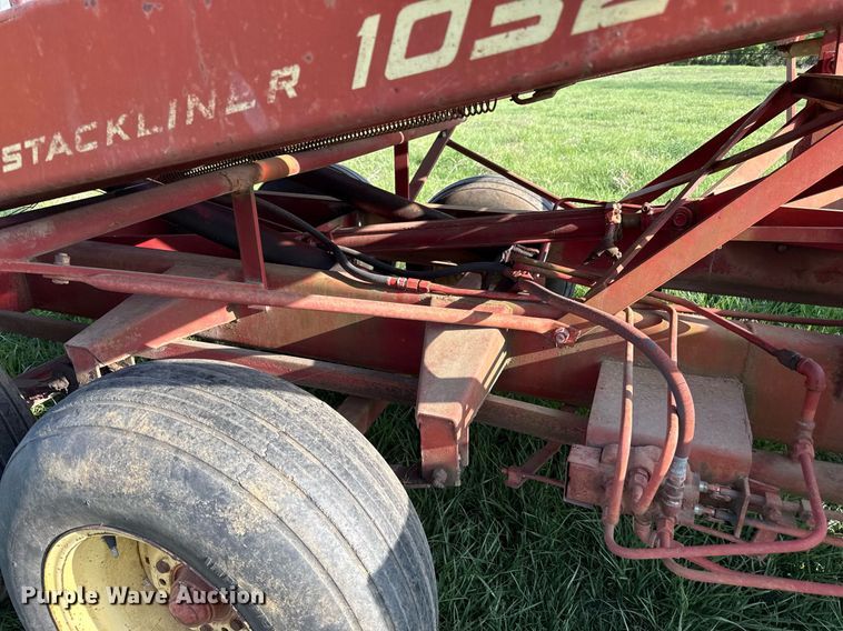 image for item DS4268 New Holland Stackliner 1032 bale stacker