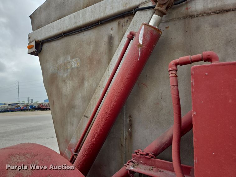 image for item DT4787 1979 Killebrew fertilizer tender trailer