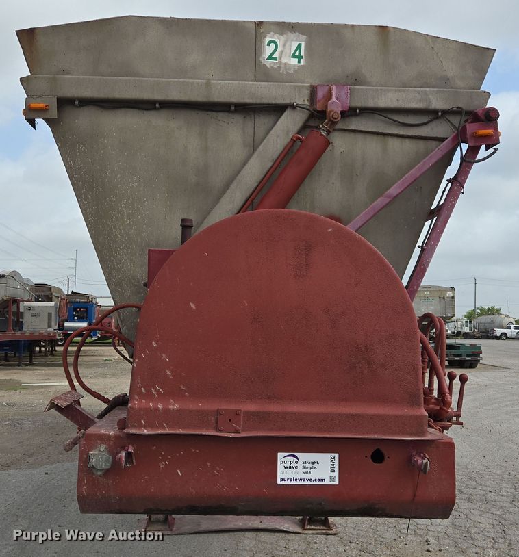 image for item DT4792 1969 Killebrew fertilizer tender trailer