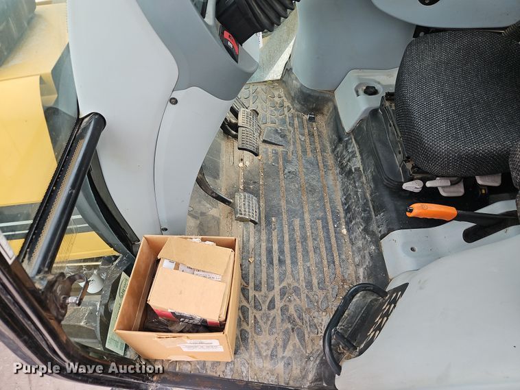 image for item DT7705 2004 Challenger MT525B MFWD tractor