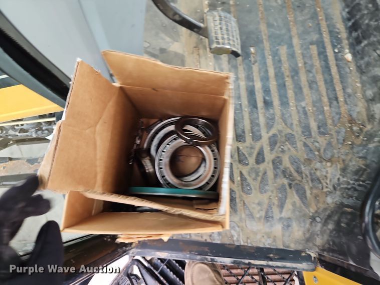 image for item DT7705 2004 Challenger MT525B MFWD tractor