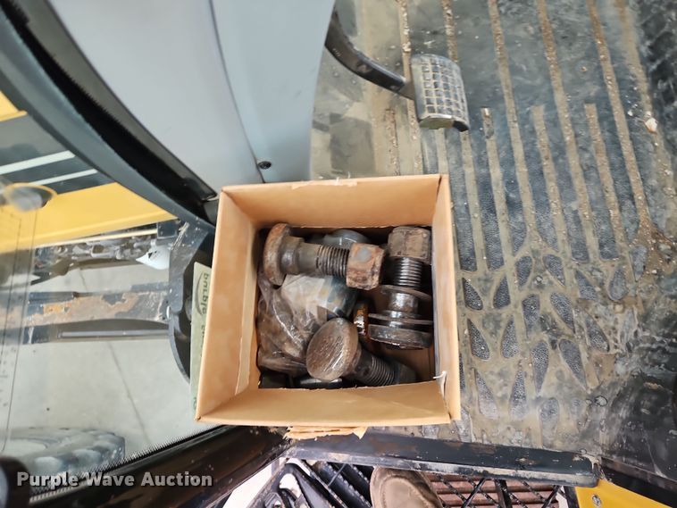 image for item DT7705 2004 Challenger MT525B MFWD tractor