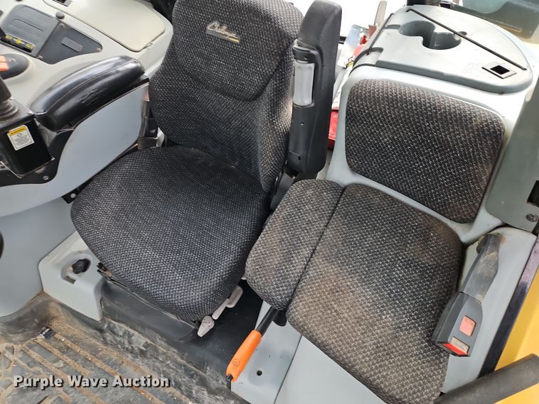 image for item DT7705 2004 Challenger MT525B MFWD tractor