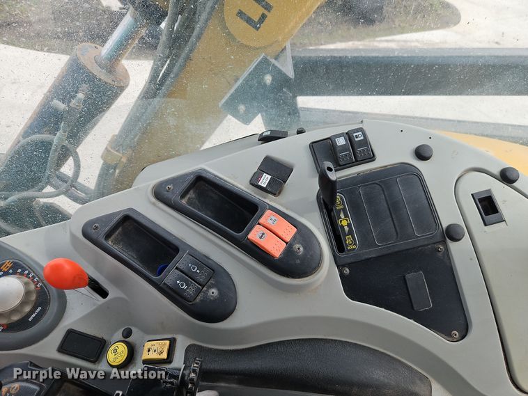 image for item DT7705 2004 Challenger MT525B MFWD tractor