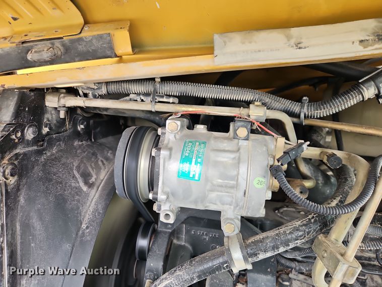 image for item DT7705 2004 Challenger MT525B MFWD tractor