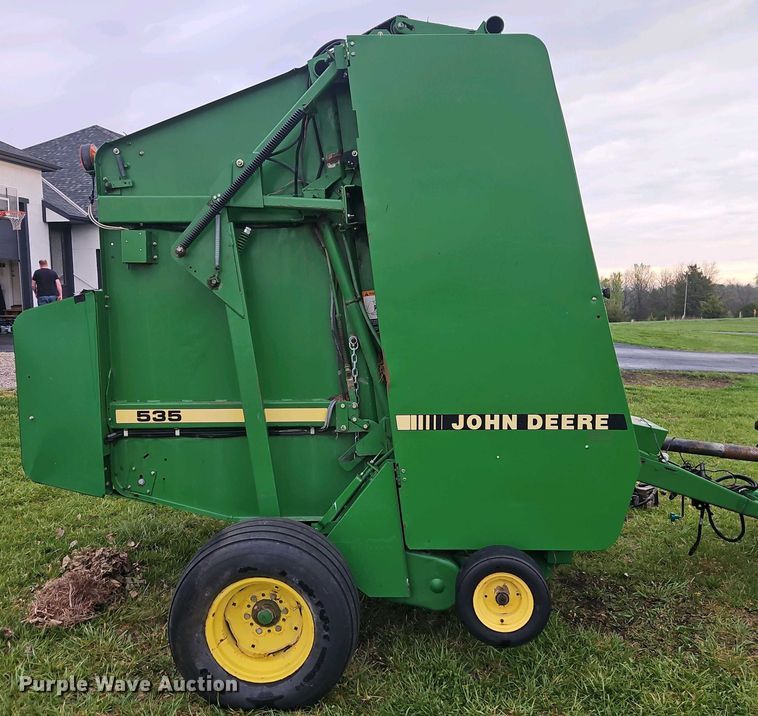 image for item DT7742 1995 John Deere 535 round baler